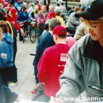 Sabrina gibt Autogramme bei der Außenmoderation der "Mission Morningshow" in Cottbus.