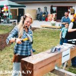 Sabrina als Dachdeckerin und Moderatorin eines Promotion-Events in Weimar.