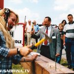Sabrina als Dachdeckerin und Moderatorin eines Promotion-Events in Weimar.