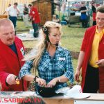 Sabrina als Dachdeckerin und Moderatorin eines Promotion-Events in Weimar.