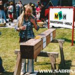 Sabrina als Dachdeckerin und Moderatorin eines Promotion-Events in Weimar.
