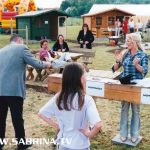 Sabrina als Dachdeckerin und Moderatorin eines Promotion-Events in Weimar.