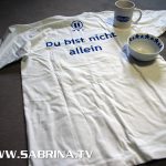 Utensilien aus dem Big Brother Container: Shirt, Kaffeepott und Porzellanschale.