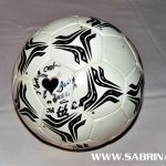 Tagesaufgabe: Torwandschießen gegen Fußball-Legende Toni Polster. Hier der original Ball, handsigniert von allen Torwandschützen.