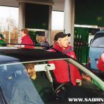 Sabrina Lange auf Mission Morningshow an einer Tankstelle in Berlin-Marzahn