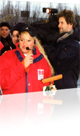 Sabrina Lange moderiert Mission Morningshow auf einer Tankstelle in Berlin