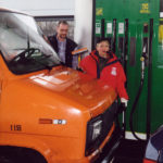 Sabrina Lange auf Mission Morningshow an einer Tankstelle in Berlin-Marzahn