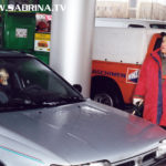 Sabrina Lange auf Mission Morningshow an einer Tankstelle in Berlin-Marzahn