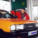 Sabrina Lange auf Mission Morningshow an einer Tankstelle in Berlin-Marzahn