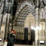 Sabrina Lange am Kölner Dom bei Nacht